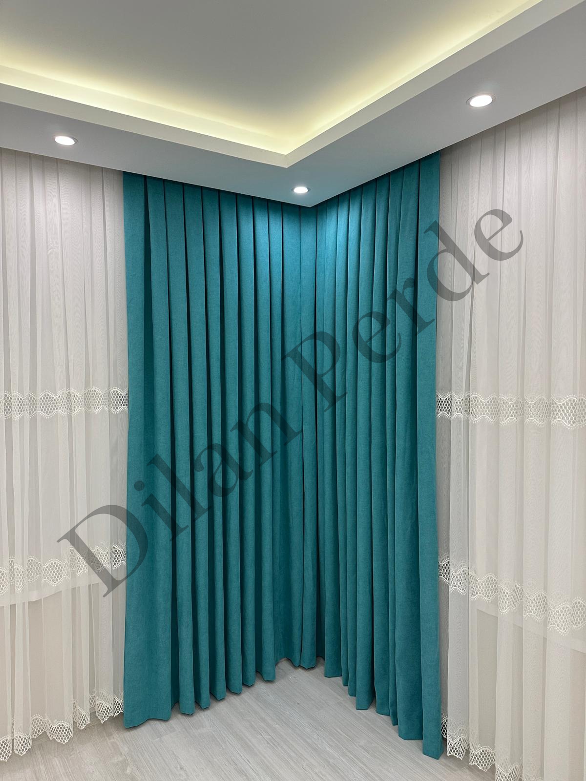 Turkuaz Fon ve Güpür Şeritli Tül